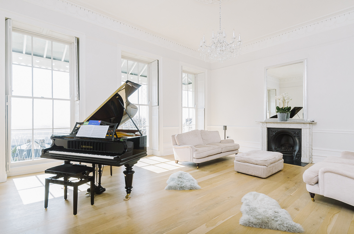 Living room with three sash windows