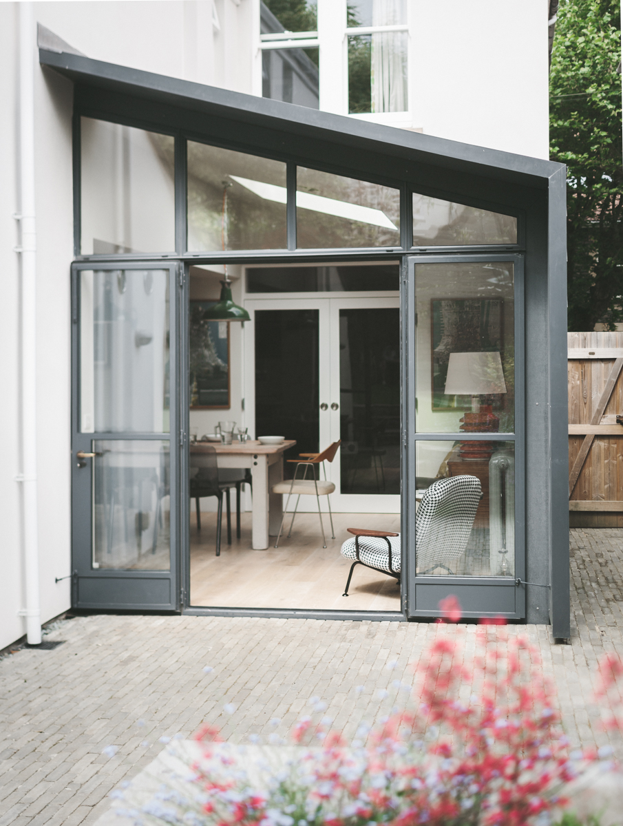 Double crittall doors in side lean-to extension
