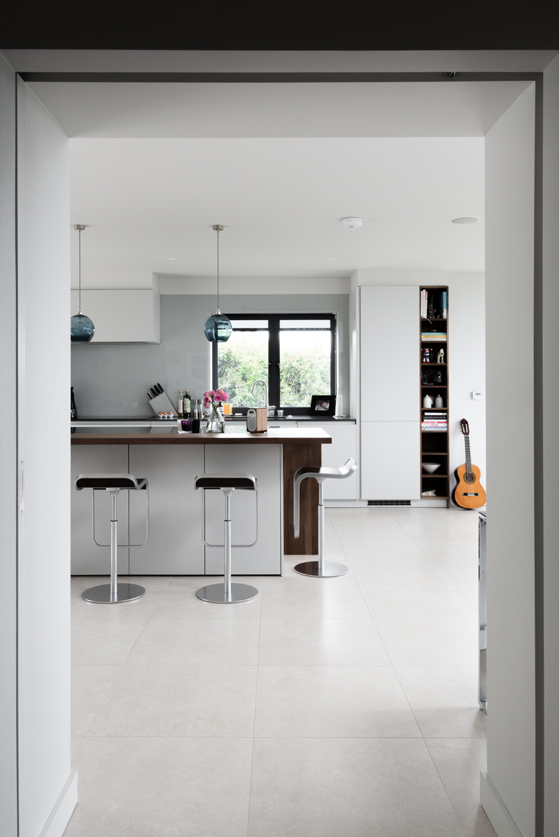 Kitchen island with stool niche