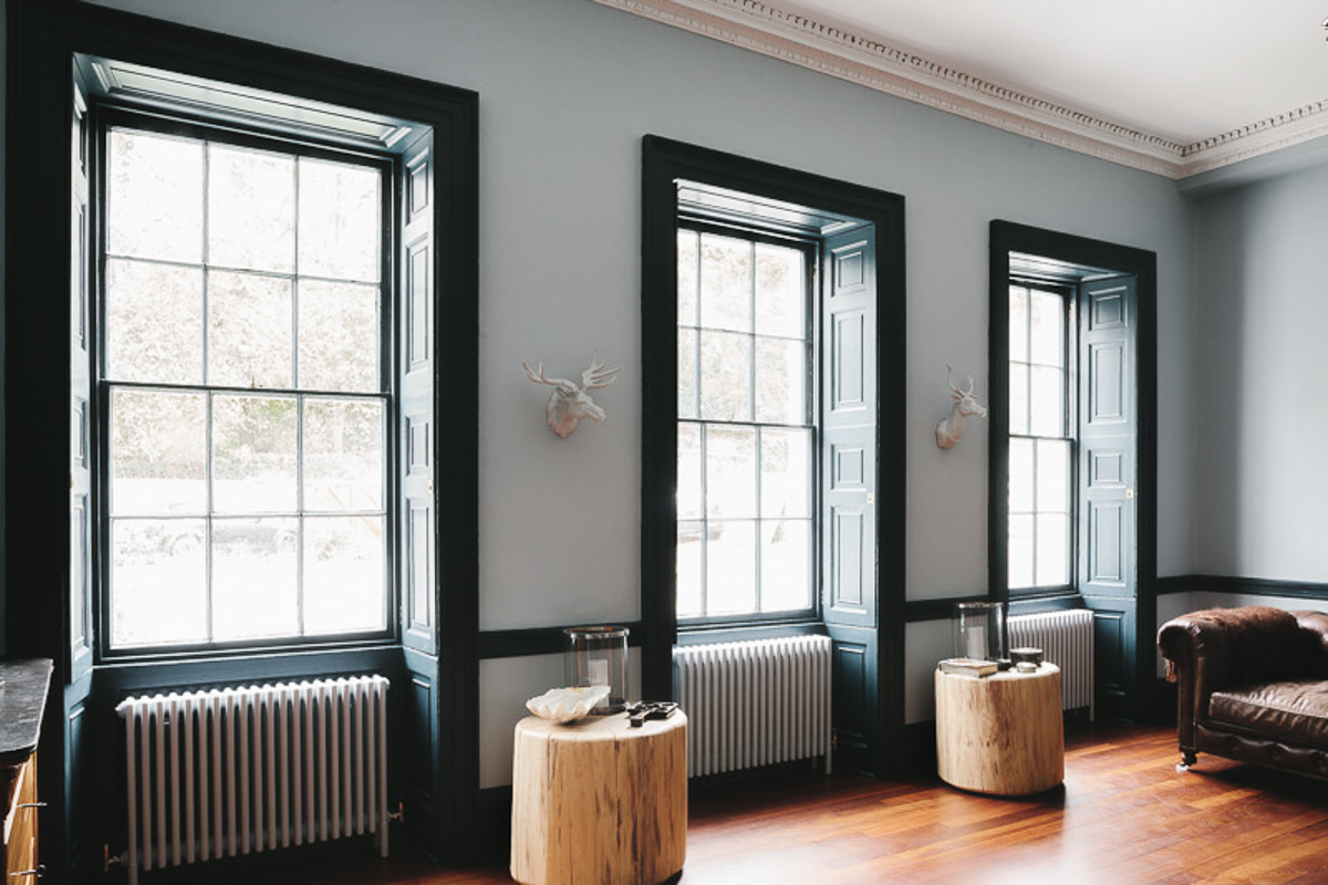 Living room with three sash windows