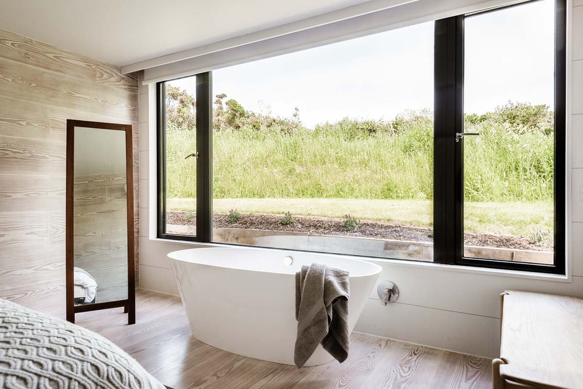 Freestanding bath in window